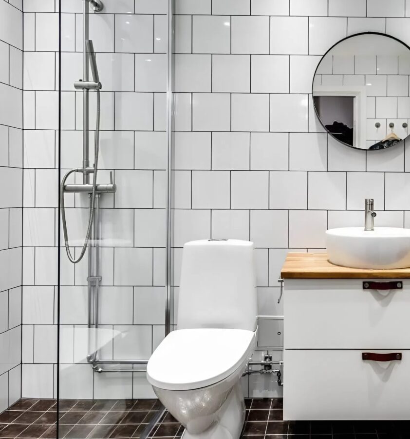 Medan min man inte var hemma, beordrade min svärfar mig att ta en hammare och slå sönder kaklet bakom toaletten: bakom kaklet såg jag ett hål, och i det hålet var något fruktansvärt gömt