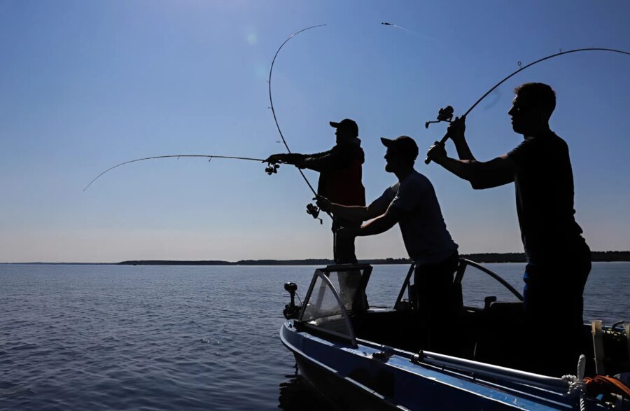 Männen gick till sjön för att fiska, men plötsligt drog de upp en konstig säck ur vattnet — och det som fanns inuti var fruktansvärt