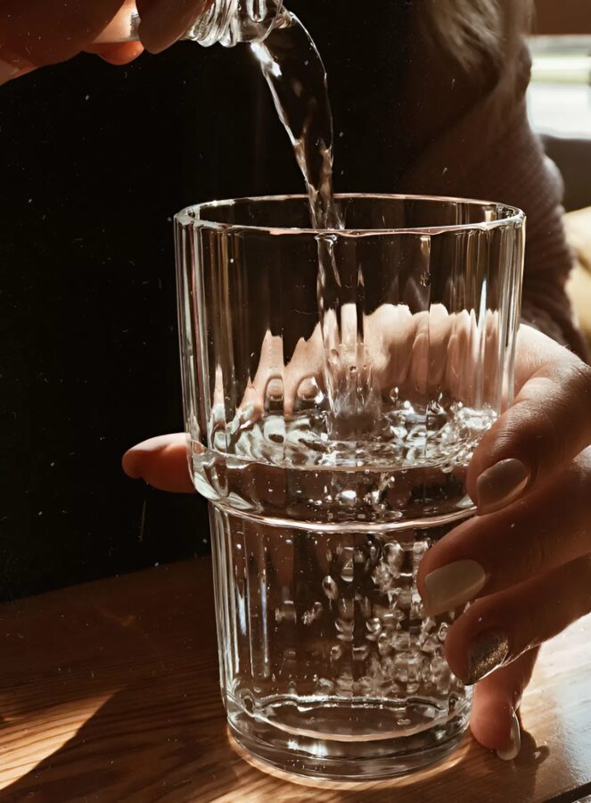 Jag låg med 39,5 graders feber när min svärmor hällde kallt vatten över mig och befallde mig att stiga upp och ta emot gäster – och då gjorde jag det…