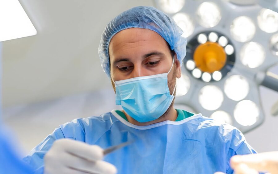 Kirurgen skulle just börja operationen, men lade plötsligt märke till något på patientens kropp och vägrade kategoriskt att fortsätta