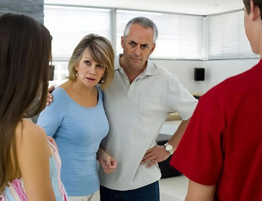 Vår dotter tog med sin pojkvän hem för att presentera honom för oss, men så snart min man såg honom pekade han på dörren och förbjöd vår dotter att träffa honom