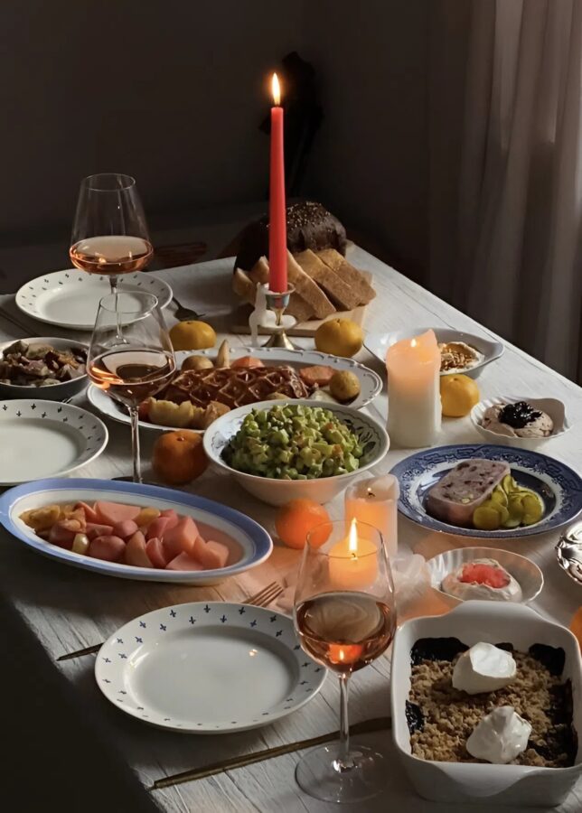 Min svärmor skällde ut mig inför gästerna och höjde sedan handen på grund av det dåligt dukade bordet: men då gjorde jag något oväntat