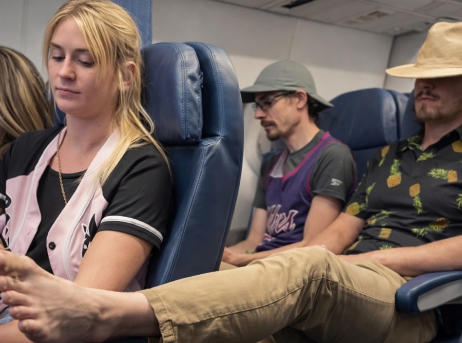 På flyget lade en ung man sin smutsiga och fruktansvärt illaluktande fot direkt på mitt säte: jag bad honom flera gånger att ta bort foten, men till slut förstod jag att han inte förstod på ett vänligt sätt, och jag gav honom en hård läxa